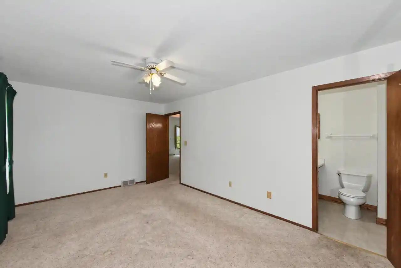 5th image of 5297 Somerset Lane S Lane S, Greenfield, WI 53221 | MLS# 1976774
