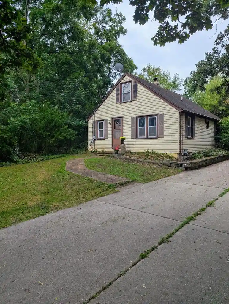 2nd image of 6115 S Linnie Lac Dr Dr, New Berlin, WI 53146 | MLS# 1976831