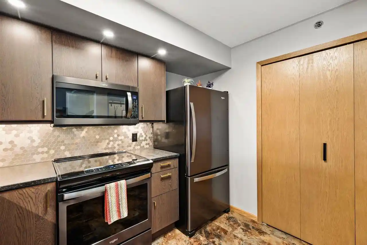 Listing Photo 5 - Condo for sale in building located at 301 Harbour Town Dr, Madison, WI 53717 - Unit #431