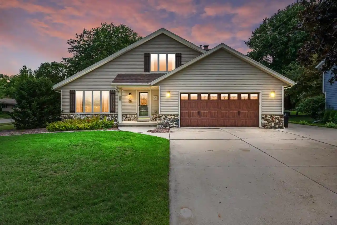 1st image of 705 Sunset Dr Dr Dr, Hartford, WI 53027 | MLS# 1976901