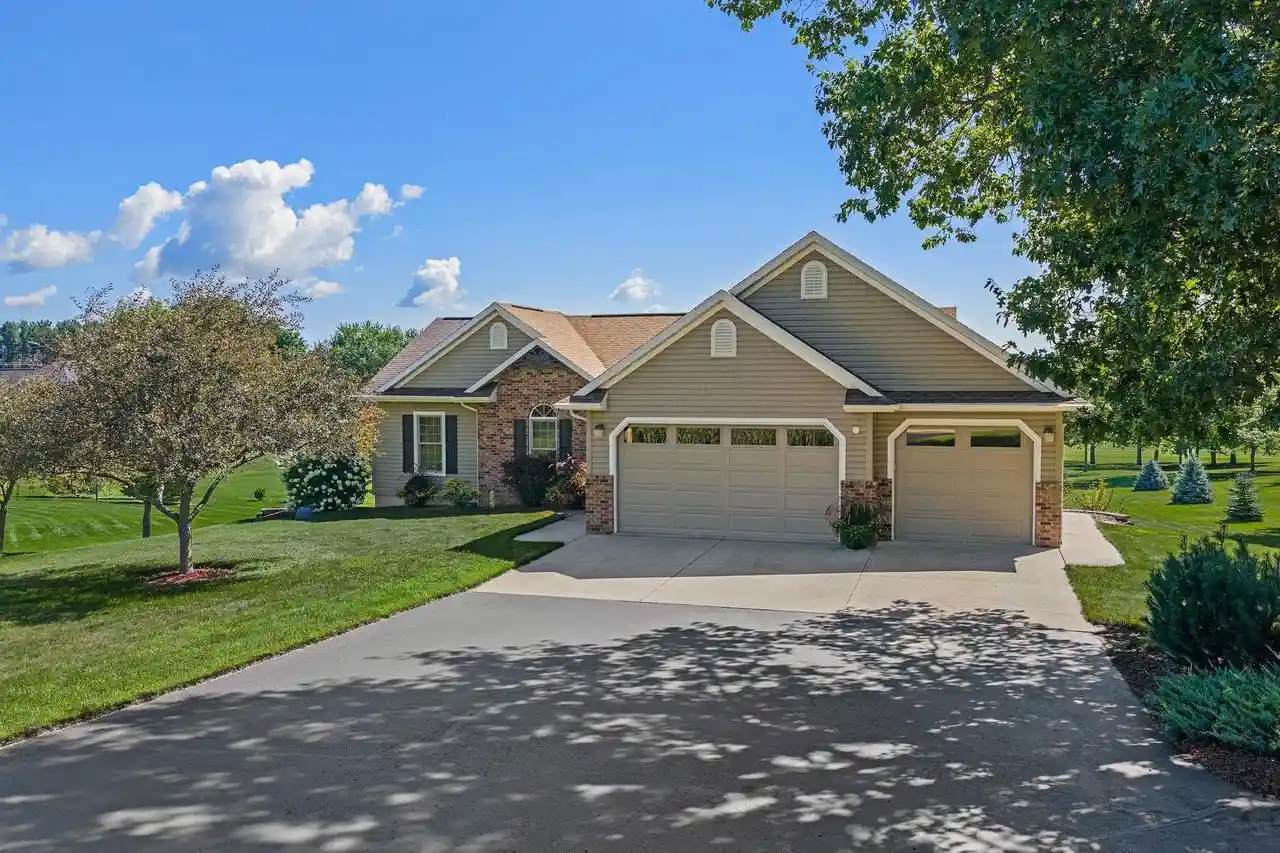 Photo 1 of Single family home for sale at S2932 Golf Course Road Road, Reedsburg, WI 53959 | MLS# 2030908 | Listing updated on 2026-09-02