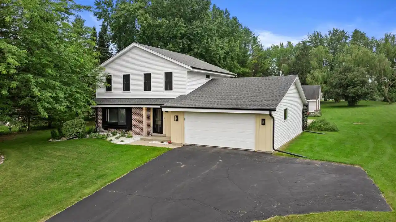 1st image of 1013 Fairfield Lane Lane, West Bend, WI 53090 | MLS# 1976994