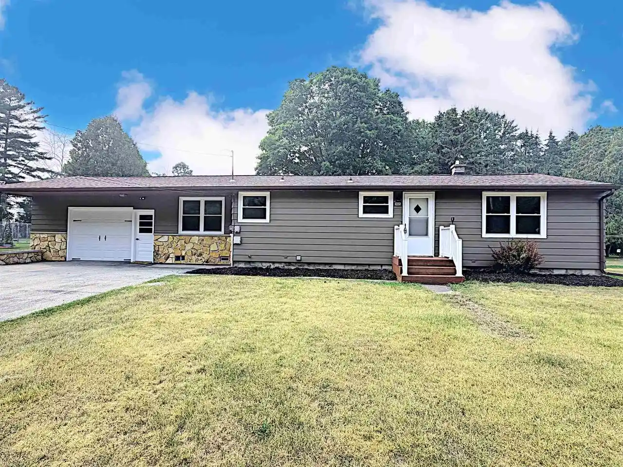 1st image of 945 Steiner Dr Dr, Mishicot, WI 54228 | MLS# 50331314
