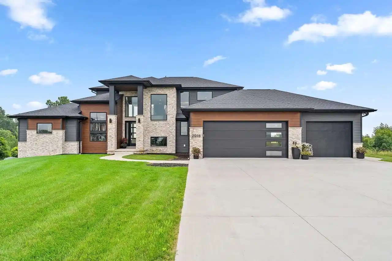 Photo 1 of Single family home for sale at 2016 Jen Dr Dr, De Pere, WI 54115 | MLS# 50331258 | Listing updated on 2026-08-26