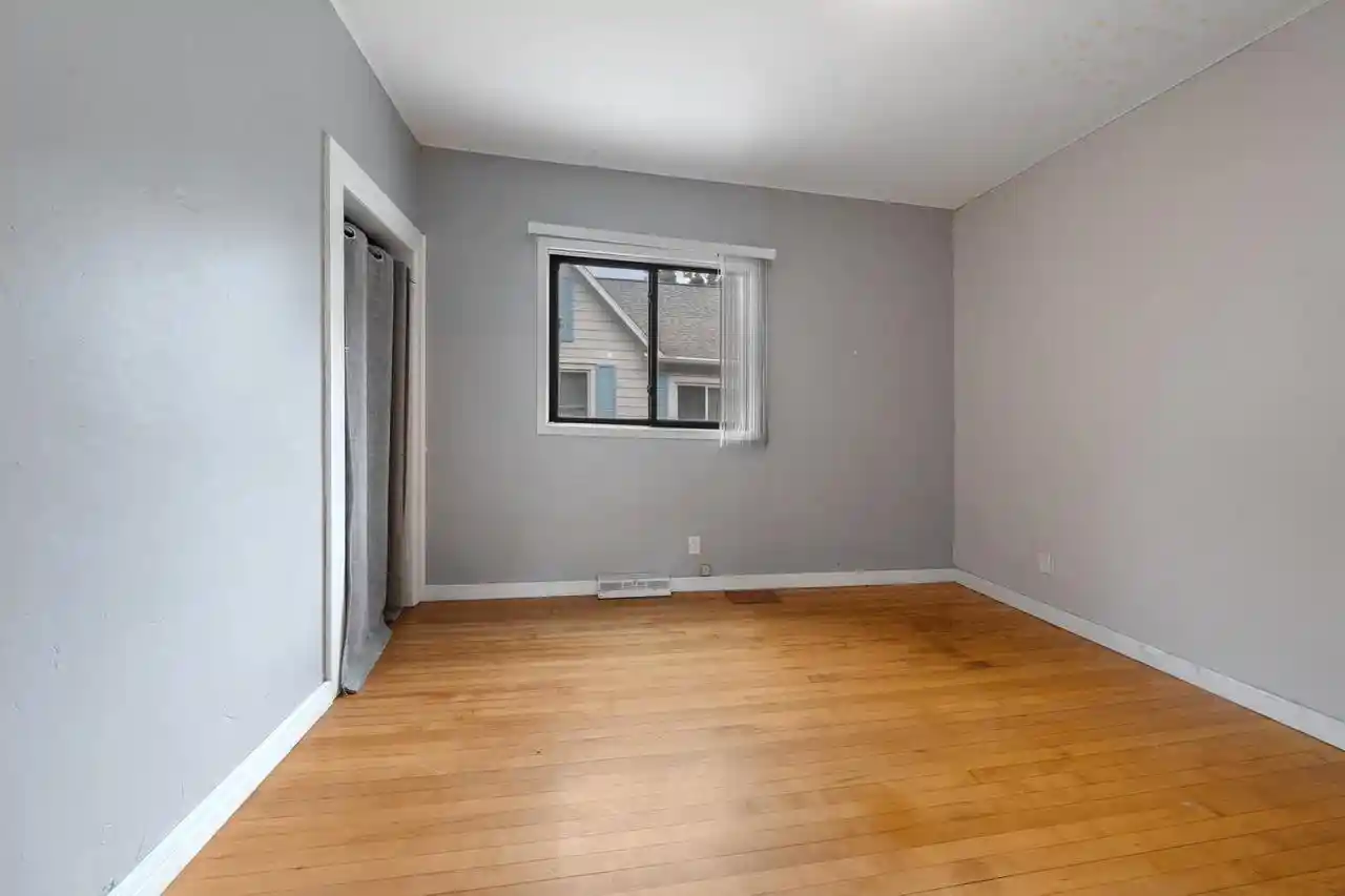Photo 4 of Single family home for sale at 1240 S Jackson Street Street, Green Bay, WI 54301 | MLS# 50331336 | Listing updated on 2026-09-21