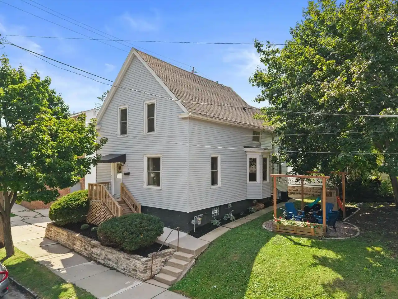 Photo 1 of Single family home for sale at 915 E Homer St, Milwaukee, WI 53207 | MLS# 1977041 | Listing updated on 2026-09-16