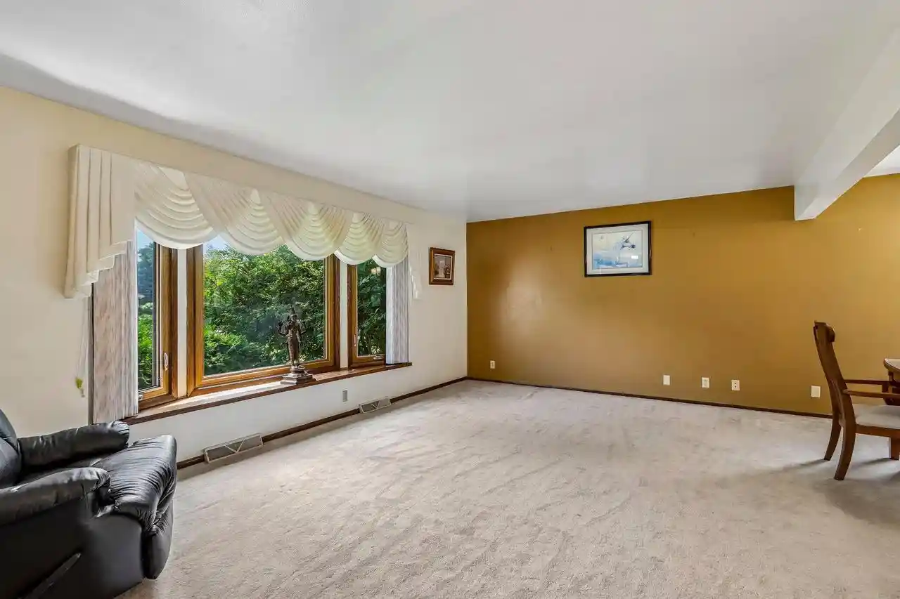3rd image of 4185 Beaufort Dr Dr, Brookfield, WI 53045 | MLS# 1977046