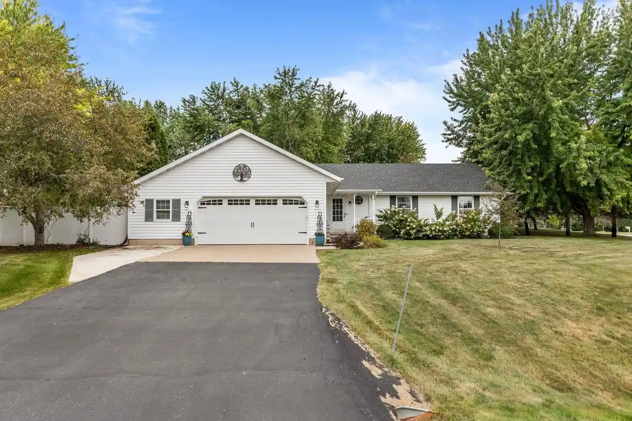 Photo 1 of Single family home for sale at N1391 Woodland Dr Dr, Greenville, WI 54942 | MLS# 50331350 | Listing updated on 2026-08-31