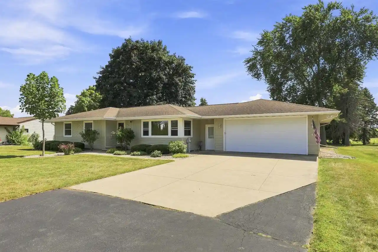 Photo 1 of Single family home for sale at 4521 W Capitol Dr Dr, Appleton, WI 54913 | MLS# 50331360 | Listing updated on 2026-08-25