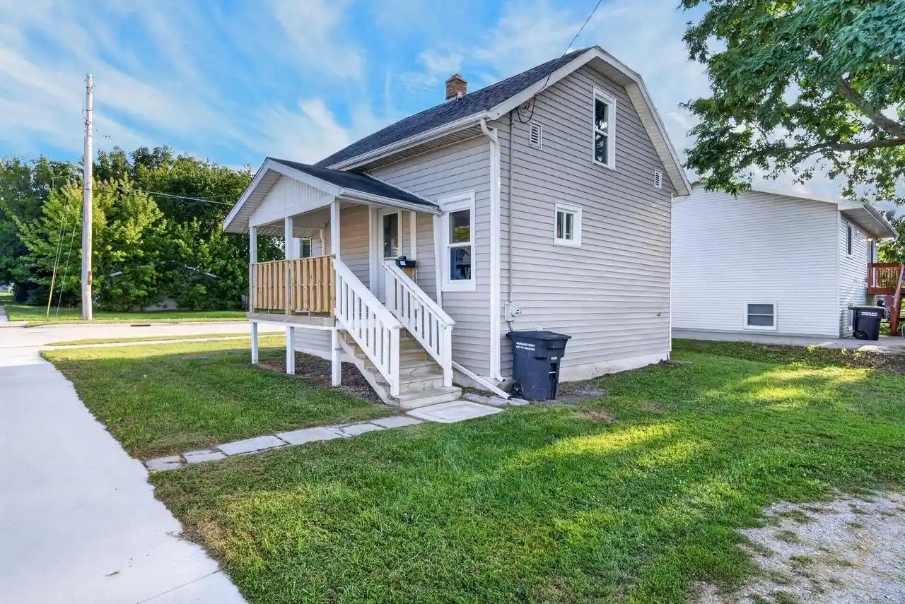 1st image of 400 W 7th Avenue Avenue, Oshkosh, WI 54902 | MLS# 50331378