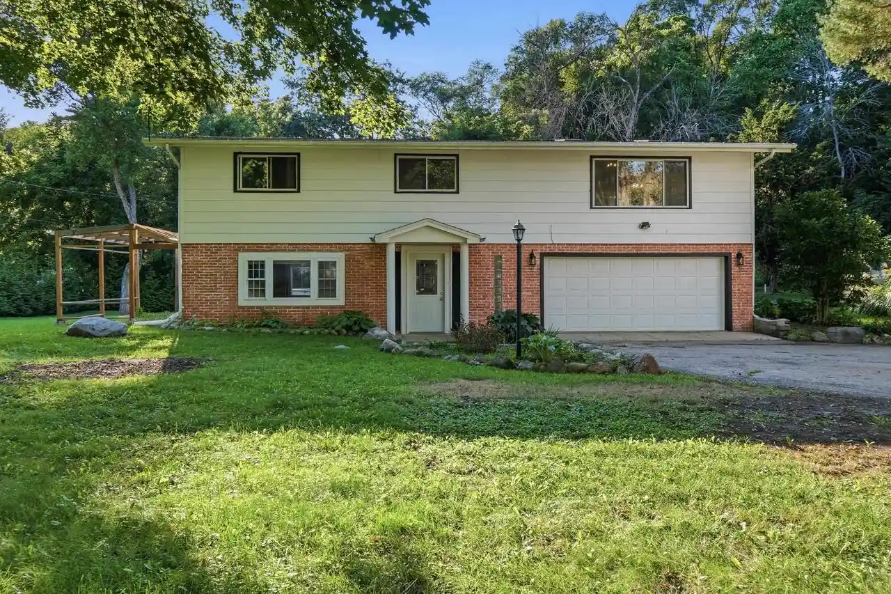 Photo 1 of Single family home for sale at 121 Seminole Dr, Edgerton, WI 53534 | MLS# 2030955 | Listing updated on 2026-09-12