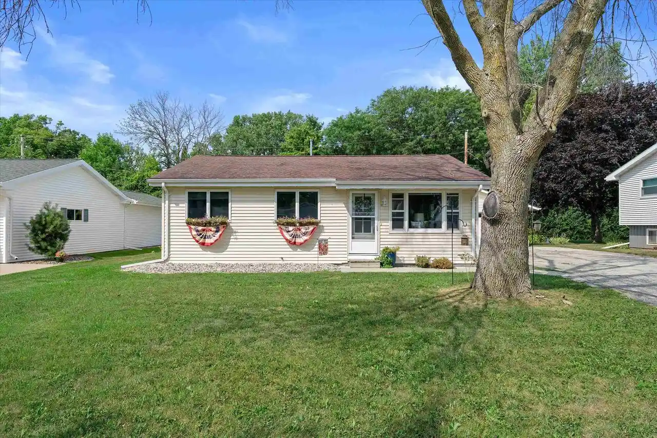 Photo 1 of Single family home for sale at 1008 Meadowview Dr Dr, Menasha, WI 54952 | MLS# 50331380 | Listing updated on 2026-09-18