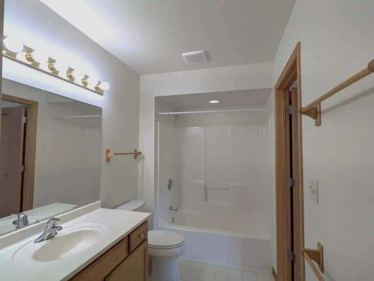 5th image of 1109 Firethorn Dr Dr, West Bend, WI 53090