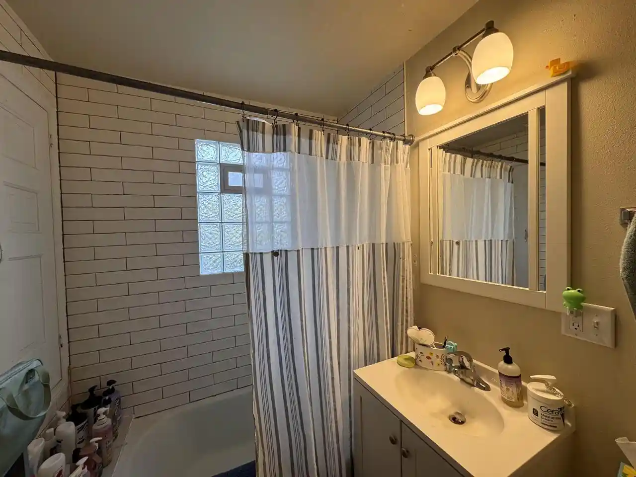 Listing Photo 2 - Condo for sale in building located at 2637 N Oakland Ave Ave, Milwaukee, WI 53211 - Unit #2639