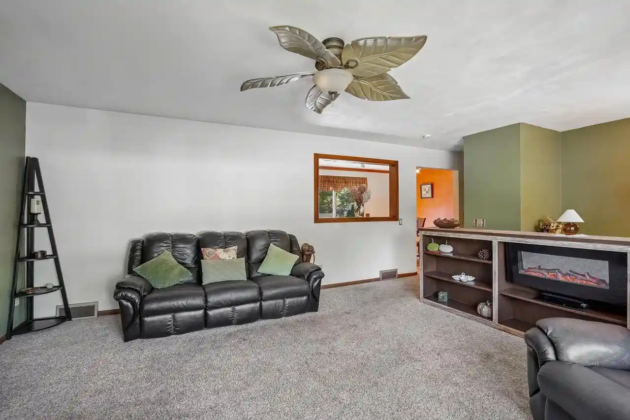 Photo 4 of Single family home for sale at 401 Woodview Dr Dr, Sun Prairie, WI 53590 | MLS# 2030968 | Listing updated on 2026-09-10