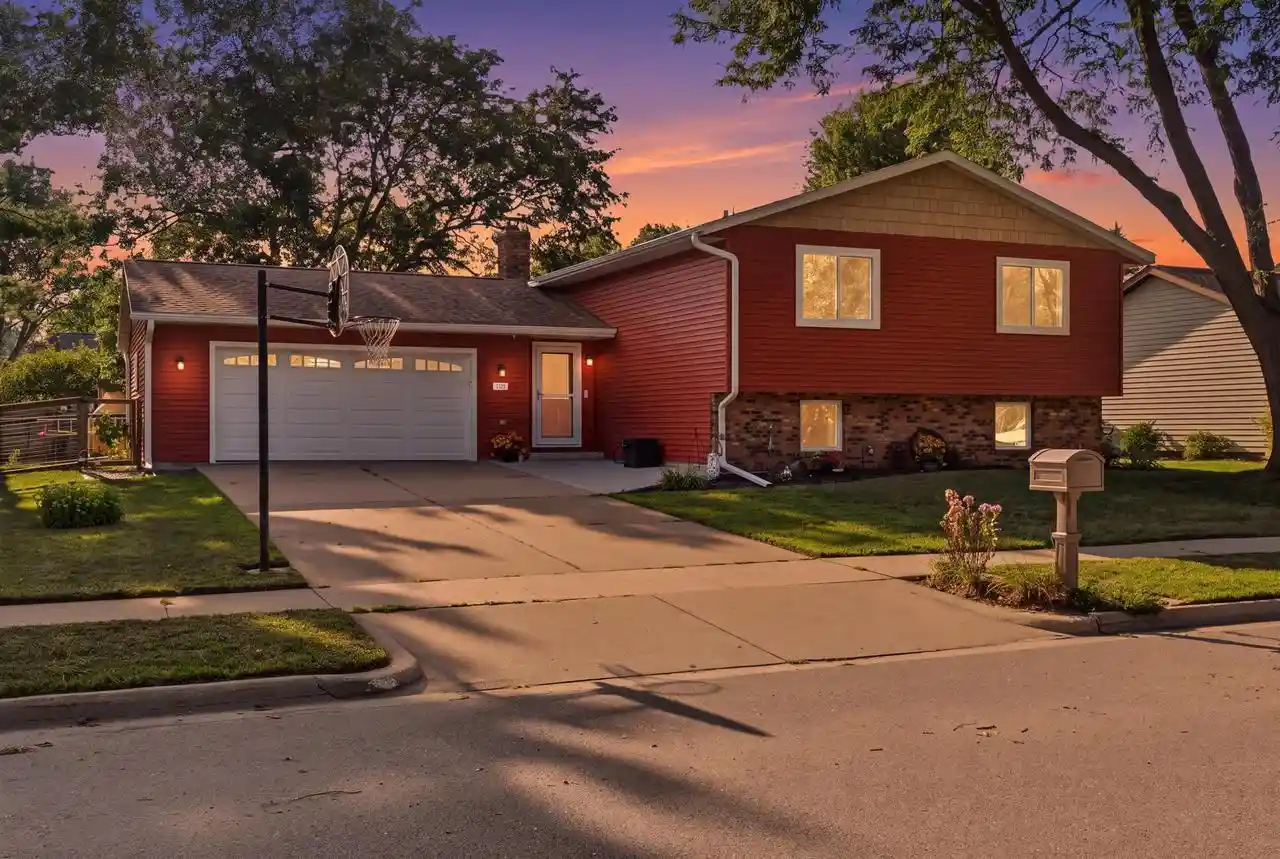 1st image of 1211 Oak Avenue N Avenue N, Onalaska, WI 54650 | MLS# 1977150