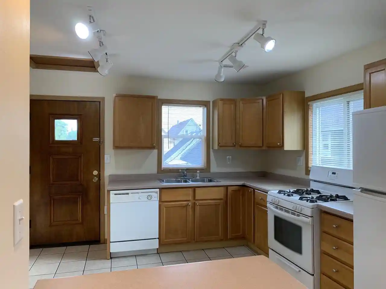 3rd image of 915 W National Avenue Avenue, Milwaukee, WI 53204 | MLS# 1977163