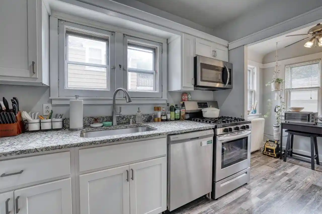 41st image of 2013 E Wood Pl Pl #2015, Shorewood, WI 53211 | MLS# 1977187