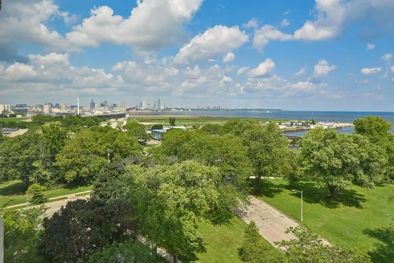 Listing Photo 4 - Condo for sale in building located at 2525 S Shore Dr, Milwaukee, WI 53207 - Unit #8E