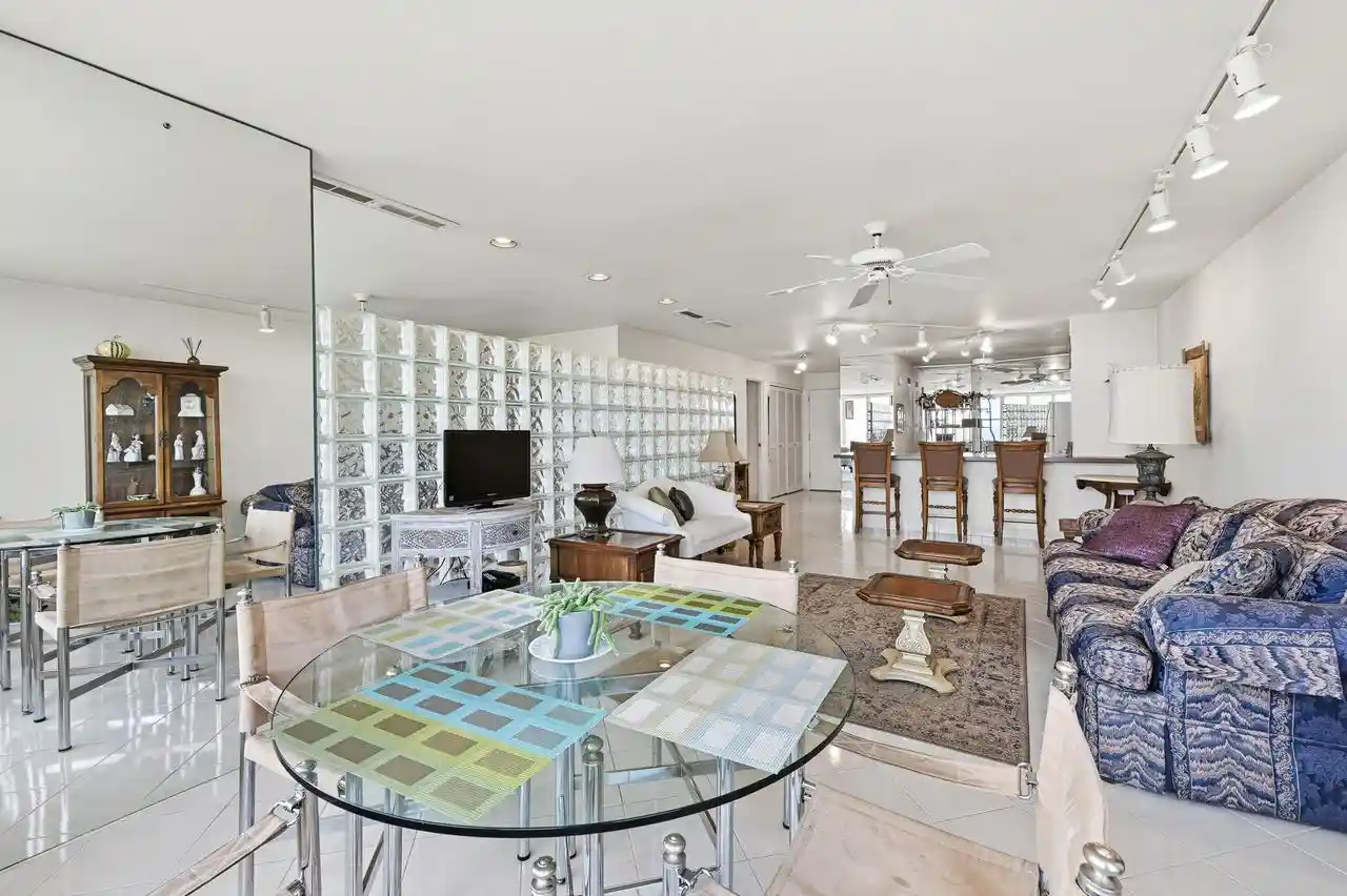 Listing Photo 5 - Condo for sale in building located at 2525 S Shore Dr, Milwaukee, WI 53207 - Unit #8E