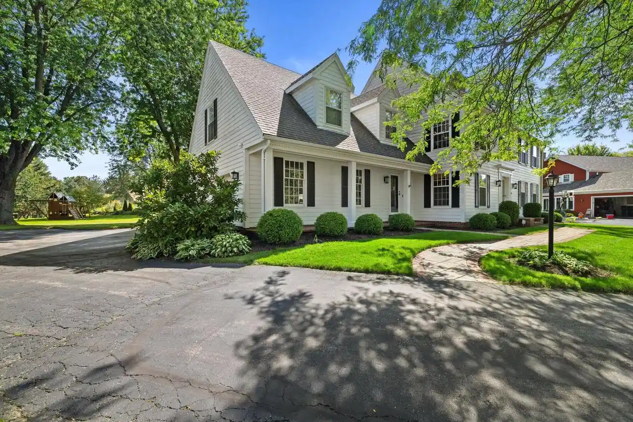 Photo 2 of Single family home for sale at 11 Redwood Ct, Racine, WI 53402 | MLS# 1977235 | Listing updated on 2026-09-16