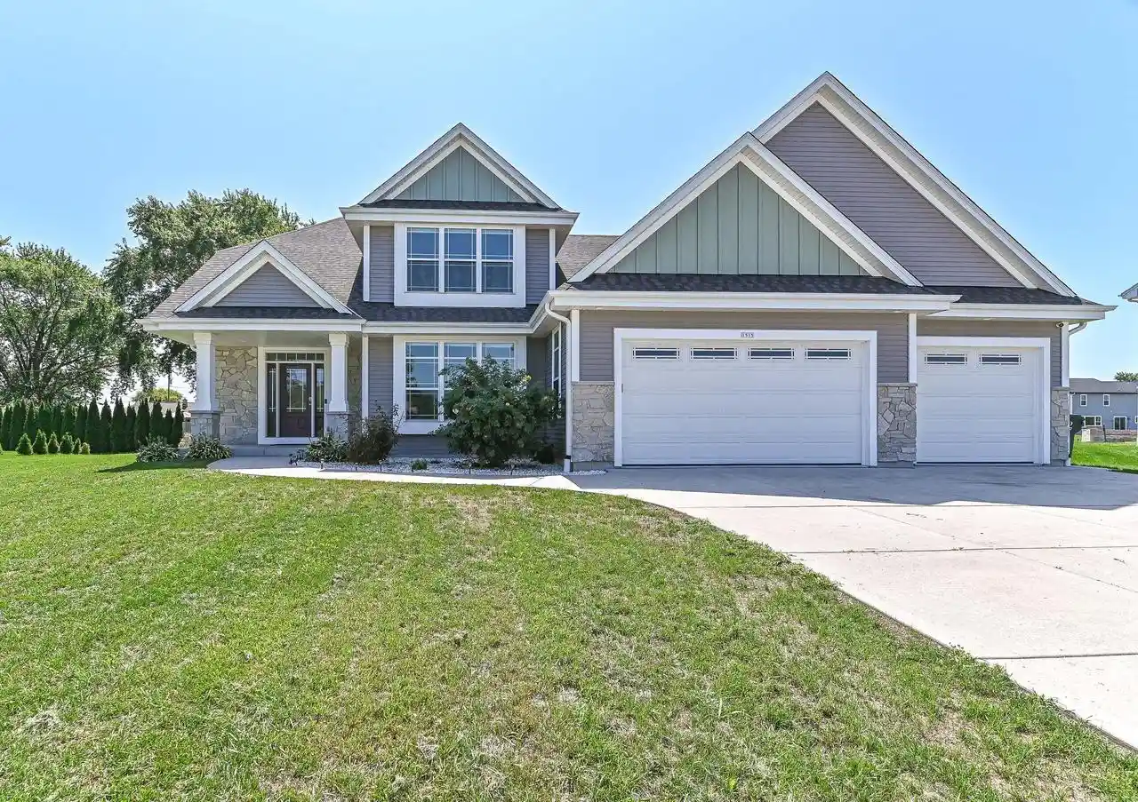 image of 1515 E Maple View Dr Dr, Oak Creek, WI 53154 | MLS# 1977238