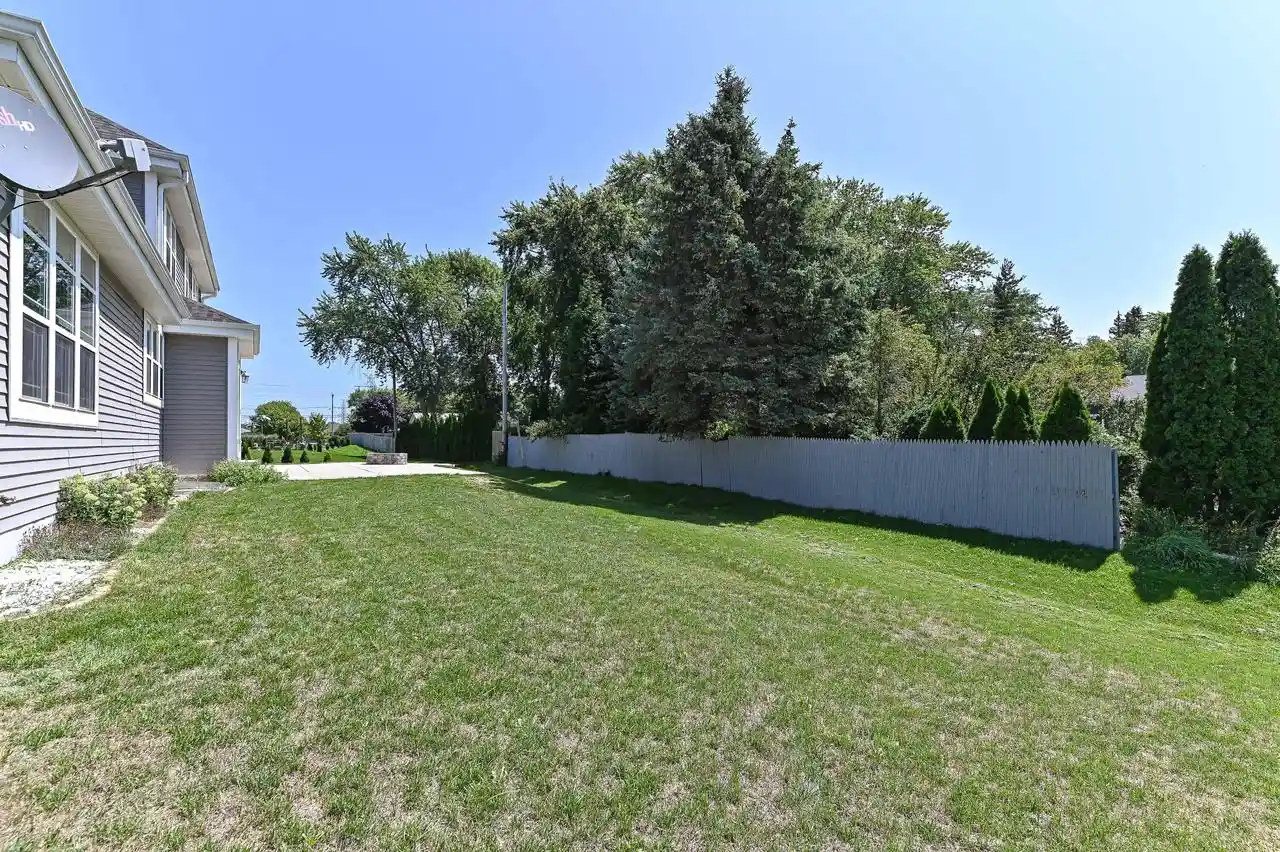 image of 1515 E Maple View Dr Dr, Oak Creek, WI 53154 | MLS# 1977238