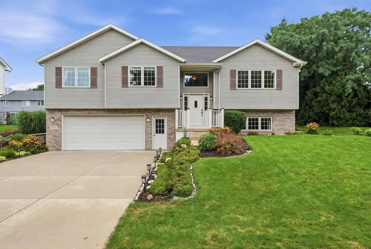 Photo 1 of Single family home for sale at 1182 Broadway Dr Dr, Sun Prairie, WI 53590 | MLS# 2031015 | Listing updated on 2026-08-31