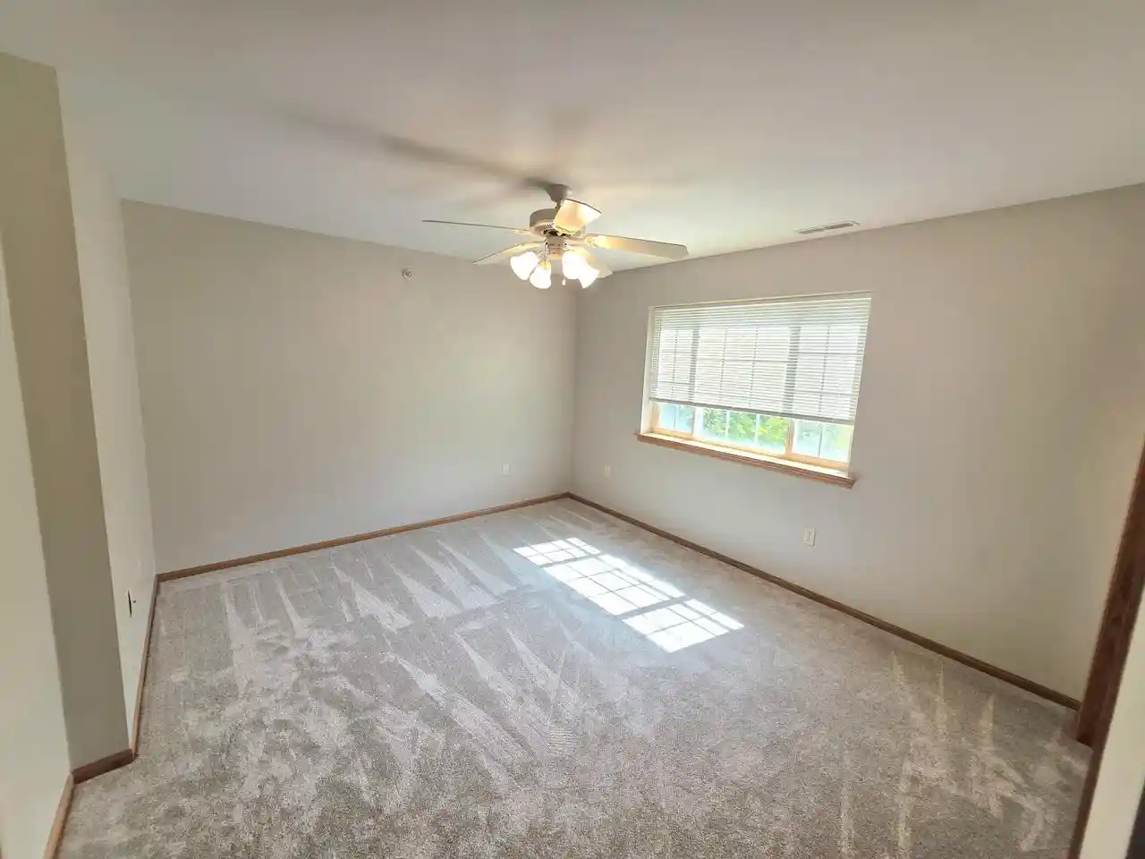 2nd image of 520 Windstone Dr Dr, Hartland, WI 53029