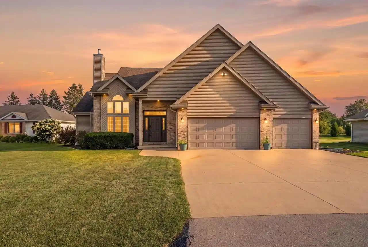 1st image of 2705 Oakwood Circle Circle, Oshkosh, WI 54904 | MLS# 50331464