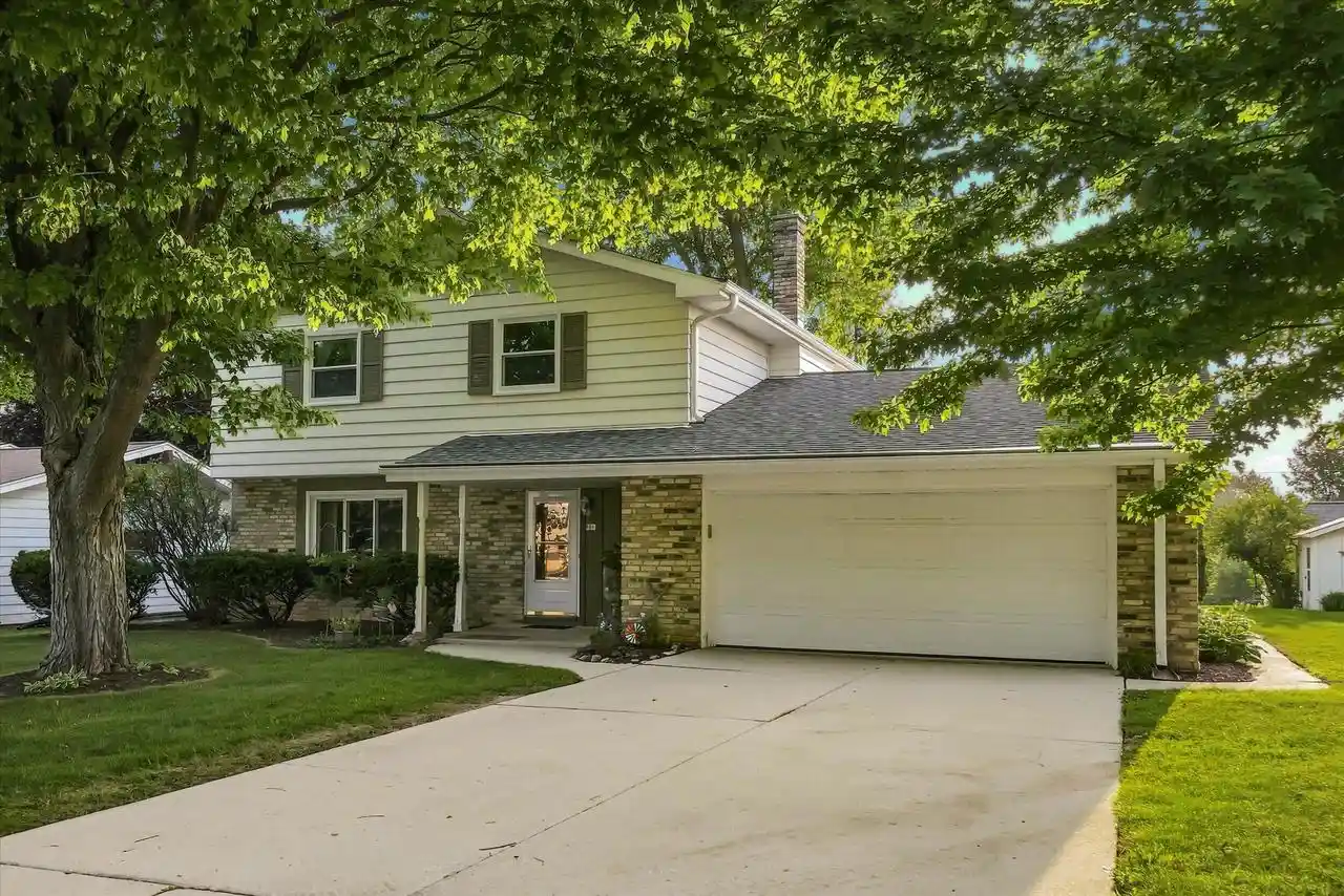 1st image of 931 Fairview Dr Dr, Port Washington, WI 53074 | MLS# 1977307
