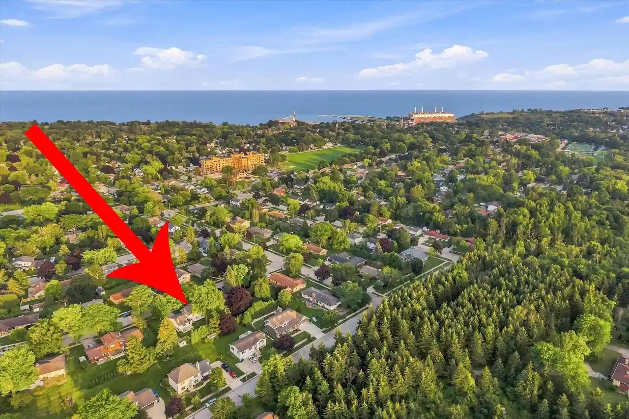 2nd image of 931 Fairview Dr Dr, Port Washington, WI 53074 | MLS# 1977307