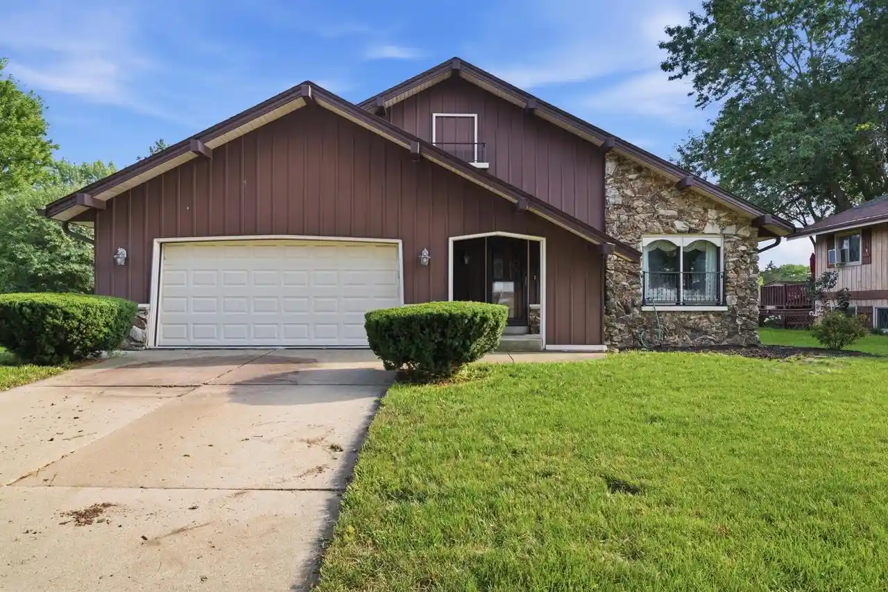 1st image of 325 E Parkway Estates Dr Dr, Oak Creek, WI 53154 | MLS# 1977354
