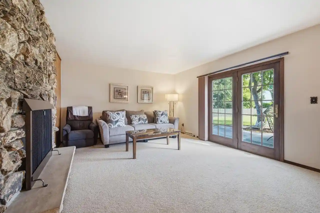 2nd image of 325 E Parkway Estates Dr Dr, Oak Creek, WI 53154 | MLS# 1977354