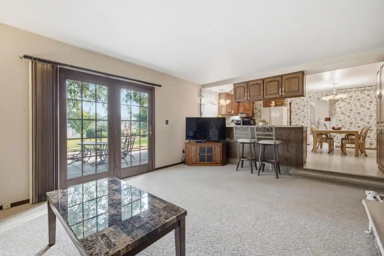image of 325 E Parkway Estates Dr Dr, Oak Creek, WI 53154 | MLS# 1977354