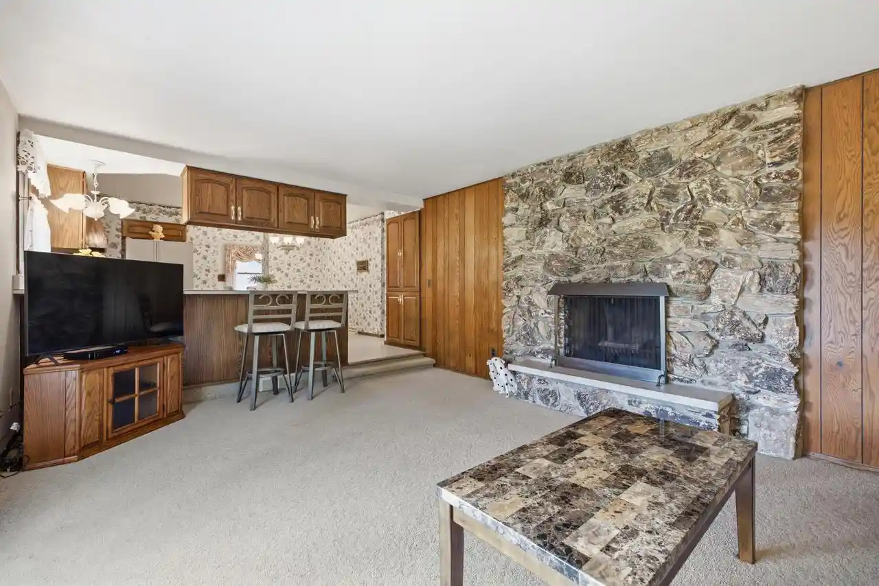 image of 325 E Parkway Estates Dr Dr, Oak Creek, WI 53154 | MLS# 1977354