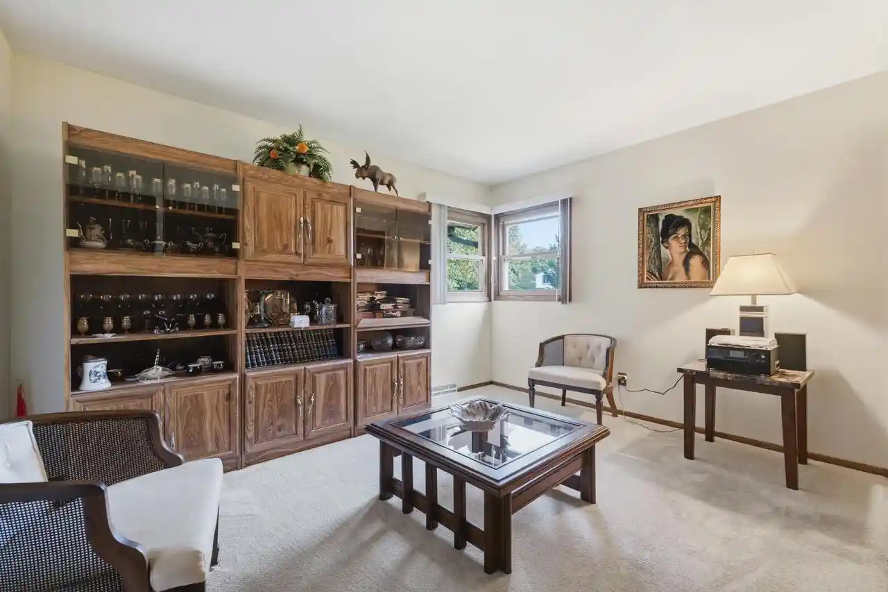 image of 325 E Parkway Estates Dr Dr, Oak Creek, WI 53154 | MLS# 1977354
