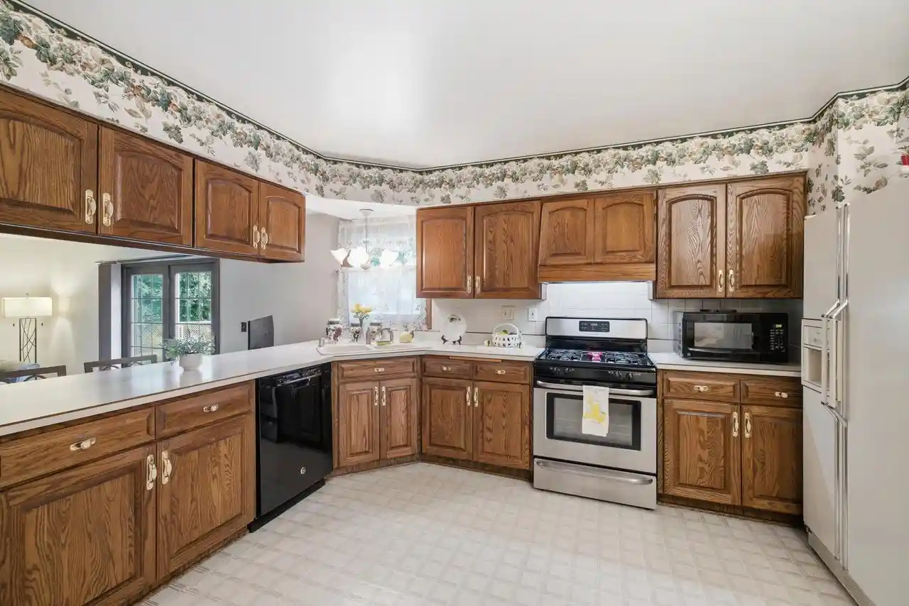 27th image of 325 E Parkway Estates Dr Dr, Oak Creek, WI 53154 | MLS# 1977354