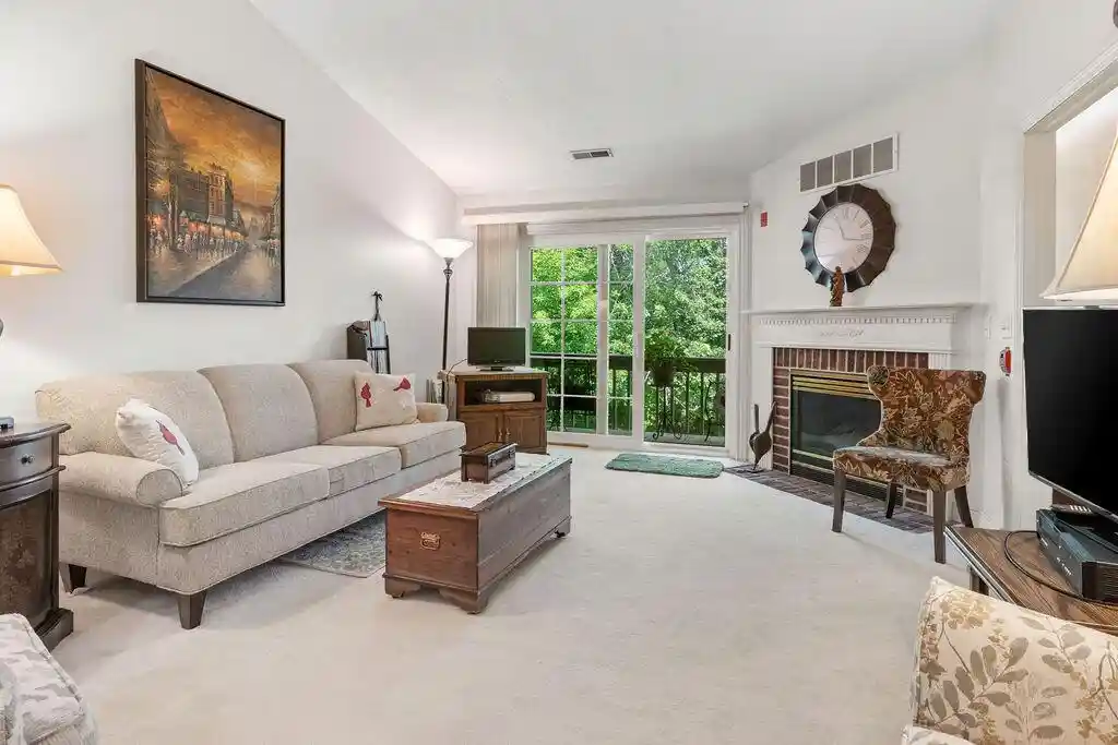 2nd image of 542 Pewaukee Rd Rd, Pewaukee, WI 53072