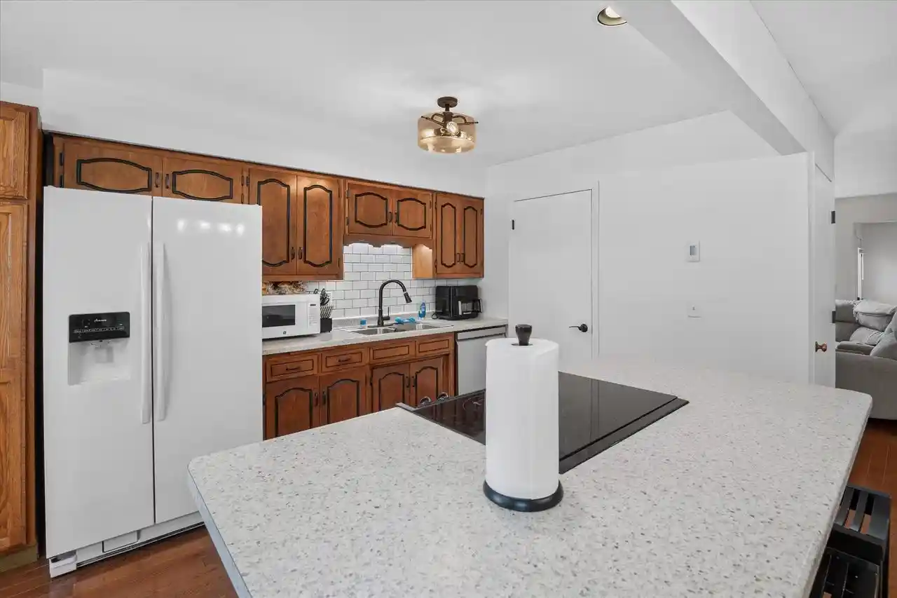 2nd image of 970 Manor Dr Dr, Neenah, WI 54956