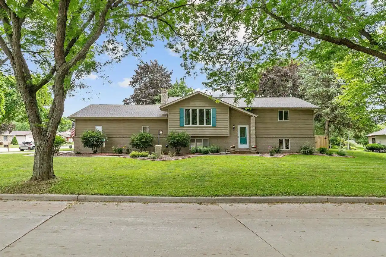 Photo 1 of Single family home for sale at 1400 S Chickadee Lane Lane, Appleton, WI 54915 | MLS# 50331596 | Listing updated on 2026-09-14