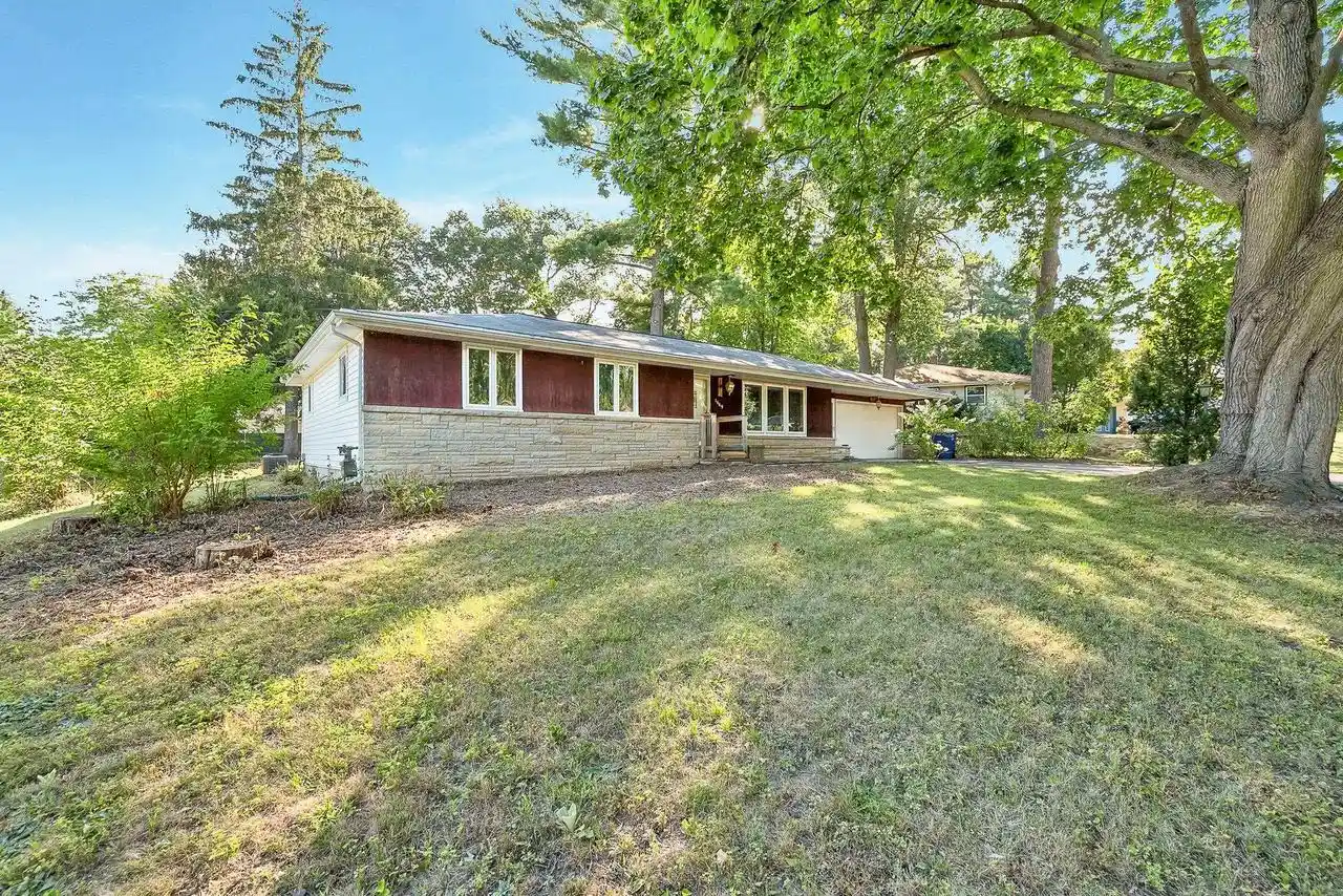 Photo 2 of Single family home for sale at 1669 Forest Glen Dr Dr, Green Bay, WI 54304 | MLS# 50331611 | Listing updated on 2026-09-10