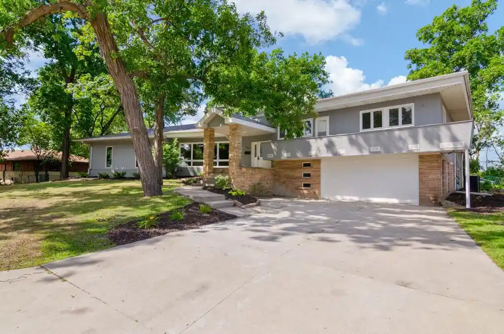 Photo 1 of Single family home for sale at 985 Bridgewood Dr Dr, Neenah, WI 54956 | MLS# 50331623 | Listing updated on 2026-09-08