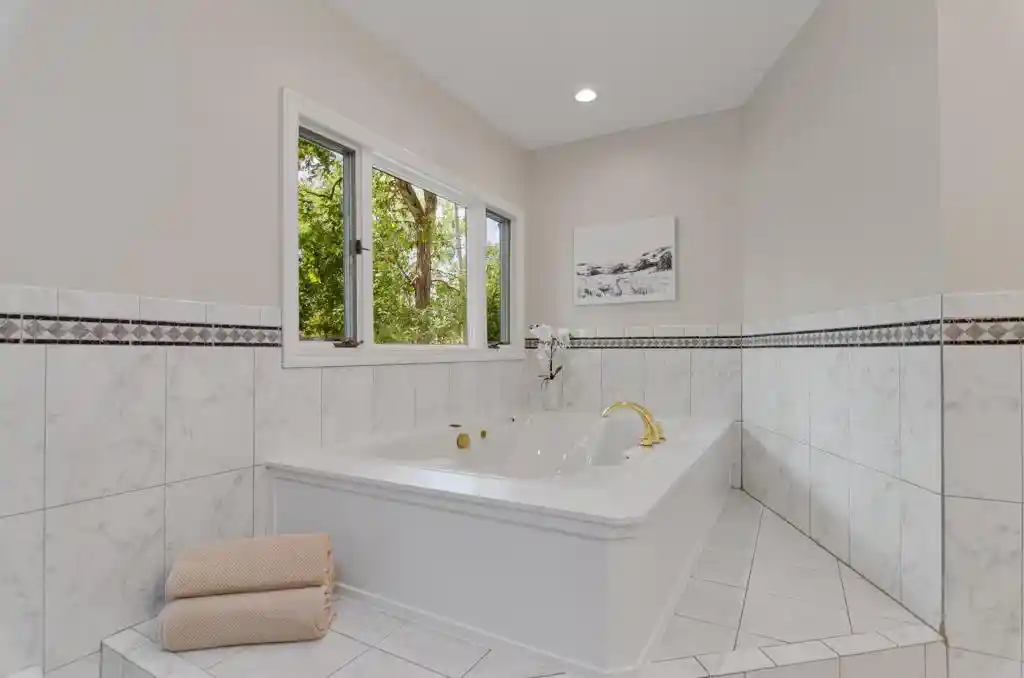 Photo 3 of Single family home for sale at 985 Bridgewood Dr Dr, Neenah, WI 54956 | MLS# 50331623 | Listing updated on 2026-09-08
