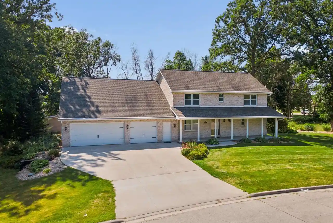 Photo 1 of Single family home for sale at 120 E Glenbrook Dr Dr, Pulaski, WI 54162 | MLS# 50331651 | Listing updated on 2026-09-08