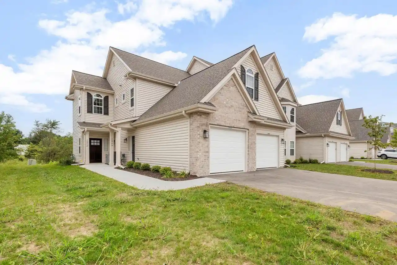 1st image of 1813 Horseshoe Lane Lane #416-1, Slinger, WI 53086 | MLS# 1977839