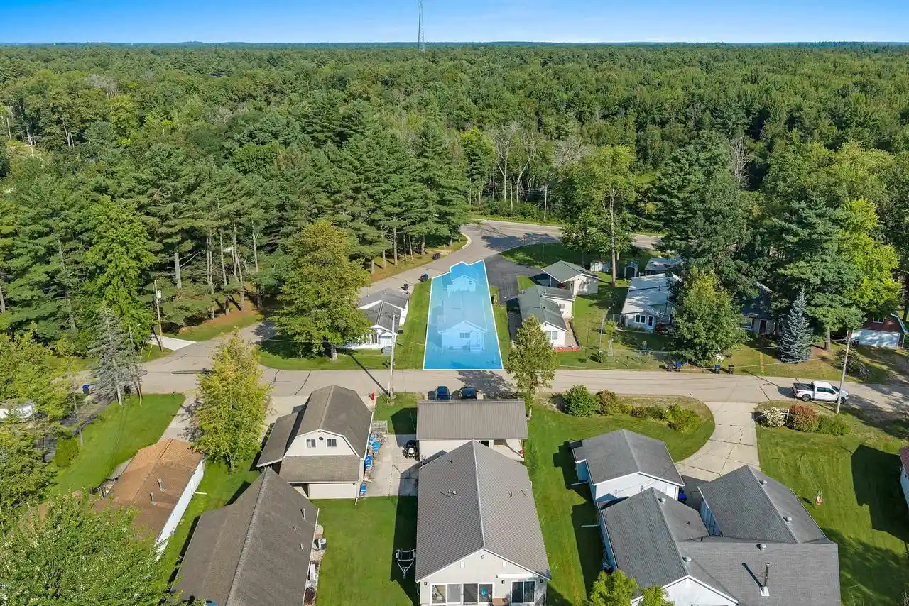 Photo 4 of Single family home for sale at W6070 N Bay Circle Circle, Shawano, WI 54166 | MLS# 50331691 | Listing updated on 2026-08-28