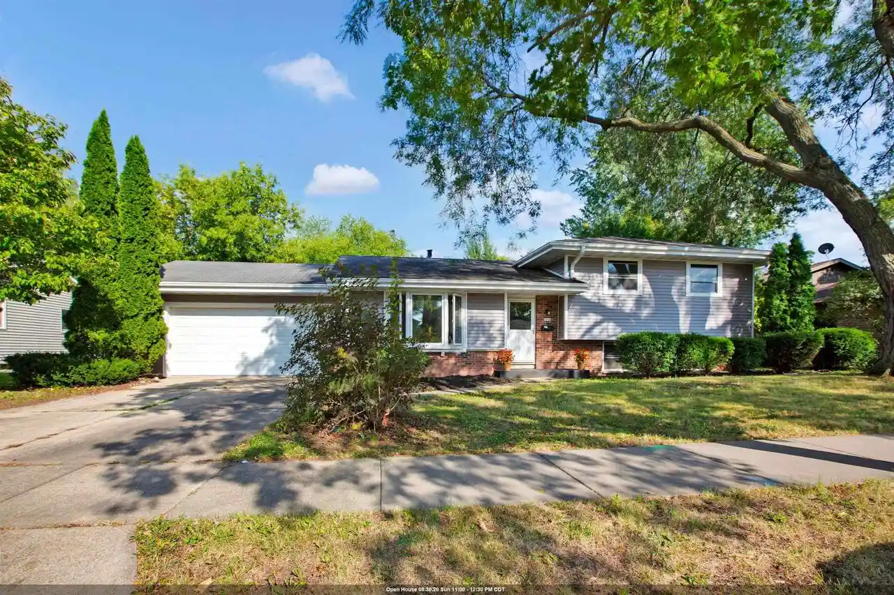 1st image of 1030 Devonshire Dr Dr, Oshkosh, WI 54902 | MLS# 50331703