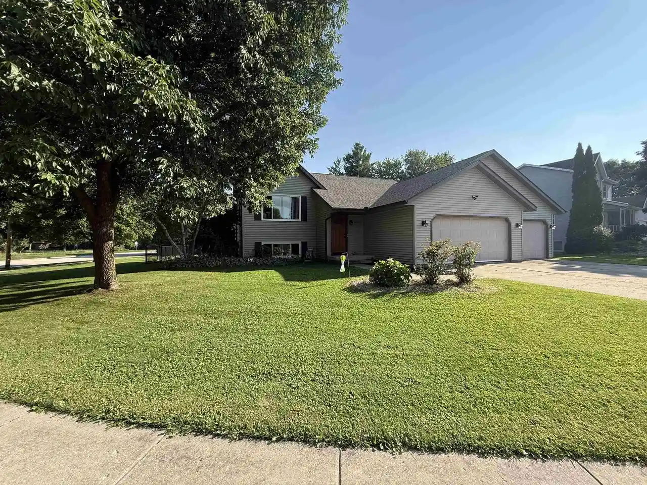 Photo 1 of Sale Pending at 521 Sleepy Hollow Lane Lane, Marshall, WI 53559 | MLS# 2031389 | Listing updated on 2026-09-17