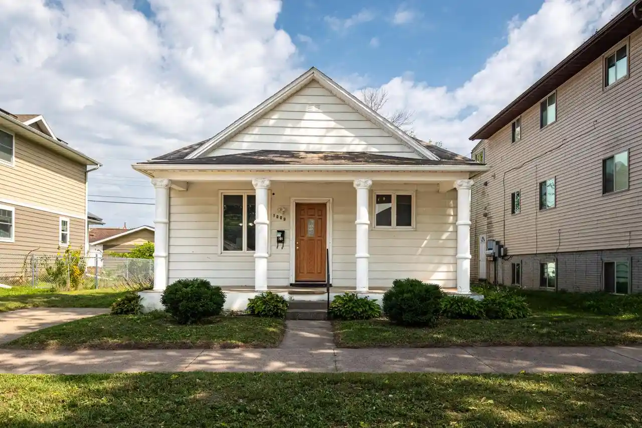 Photo 1 of Single family home for sale at 1009 5th Avenue S Avenue S, La Crosse, WI 54601 | MLS# 1977963 | Listing updated on 2026-09-04